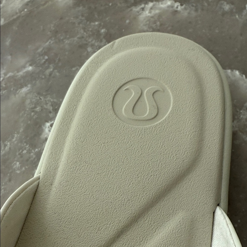 NWOT Lululemon Athletica Rest Feel Sandals - Picture 2 of 5